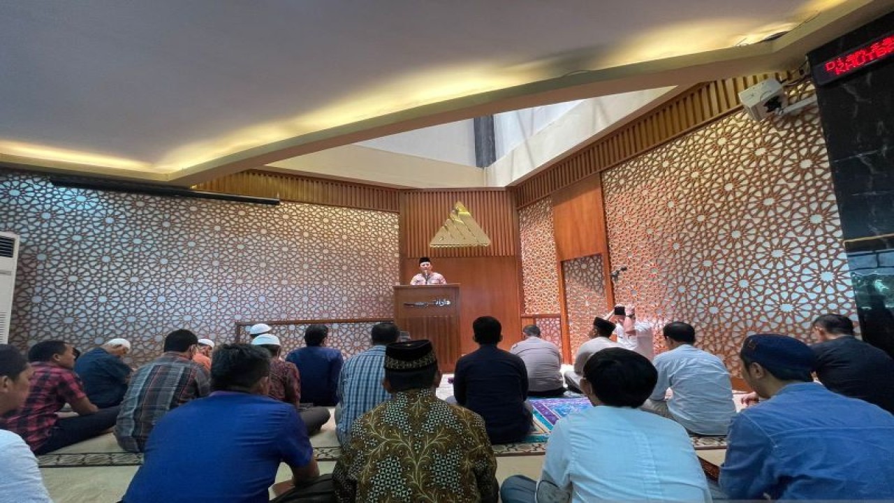 Kapolres Jakarta Selatan Kombes Pol Ade Ary Syam Indradi bertemu masyarakat di salah satu masjid, Jumat (11/112022). ANTARA/HO-Polrea Jakarta Selatan