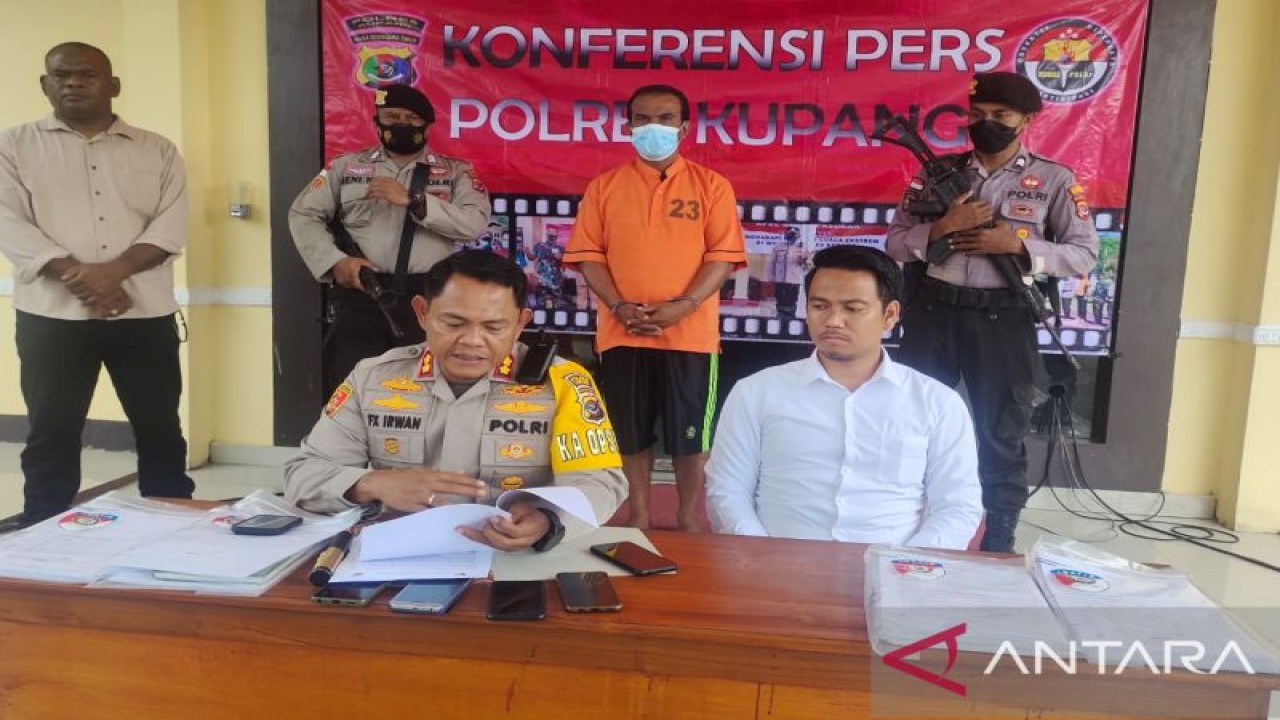 Kapolres Kupang Polda Nusa Tenggara Timur AKBP FX Irwan Arianto (kiri) saat memberikan keterangan pers tentang kasus korupsi dana proyek pemeliharaan tanaman I reboisasi intensif dan agroforestry di Kabupaten Kupang, Kamis. (ANTARA/Benny Jahang)