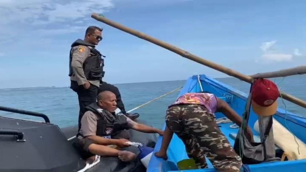 Kapolres Lombok Tengah, Nusa Tenggara Barat, AKBP Irfan Nurmansyah saat ikut melaksanakan patroli laut di wilayah perairan Lombok Tengah dalam rangka mendukung keamanan G20, Selasa (15/11/2022) (ANTARA/Humas Polres Lombok Tengah)