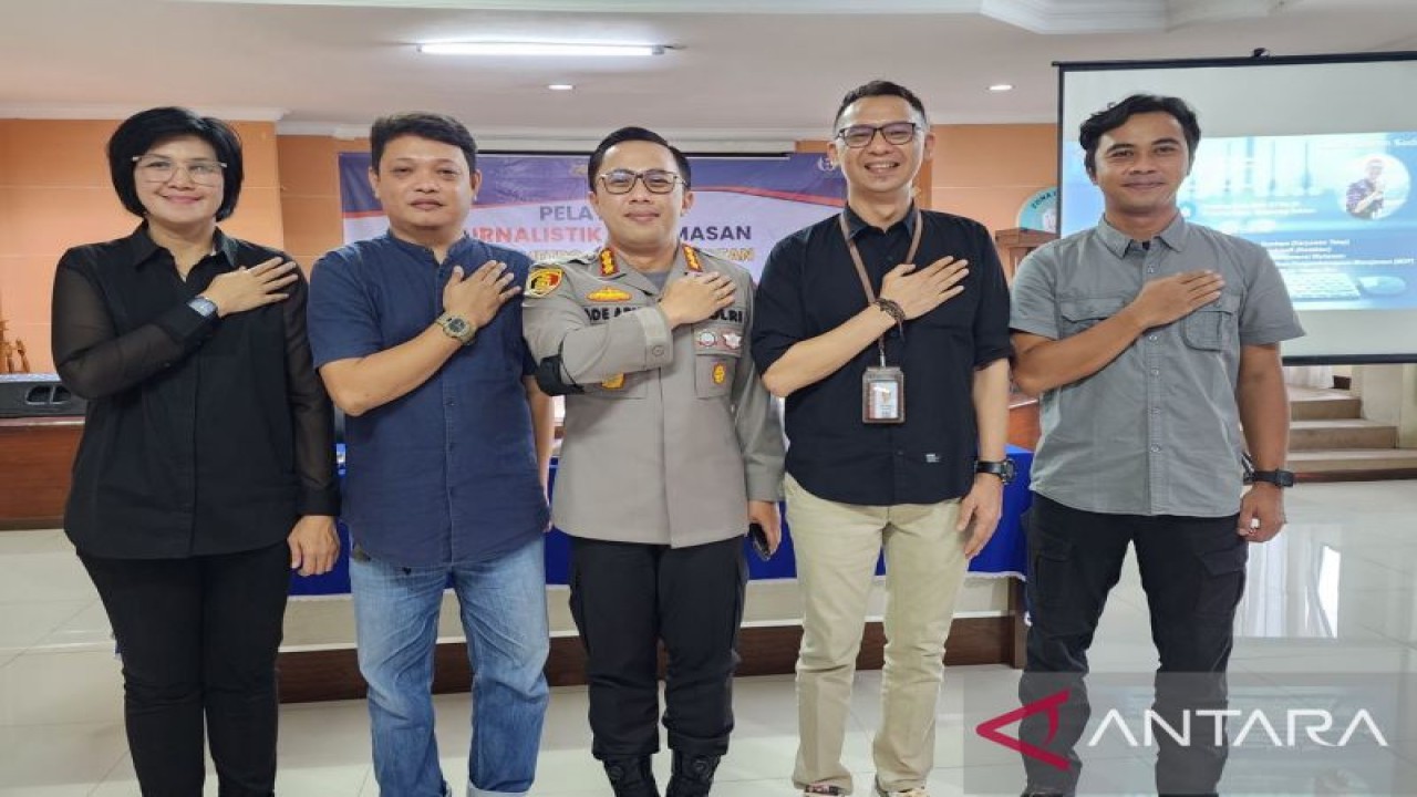 Kapolres Metro Jakarta Selatan Kombes Pol Ade Ary Syam Indradi berfoto bersama nara sumber Pelatihan Jurnalistik Kehumasan, Selasa (8/11/2022). ANTARA/HO-Polrestro Jakarta Selatan