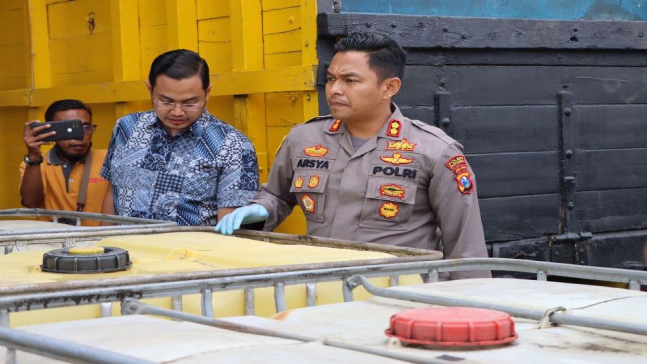 Kapolres Probolinggo AKBP Teuku Arsya Khadafi melihat barang bukti yang digunakan untuk menimbun BBM bersubsidi jenis solar di Probolinggo, Jumat (18/11/2022). ANTARA/HO-Polres Probolinggo