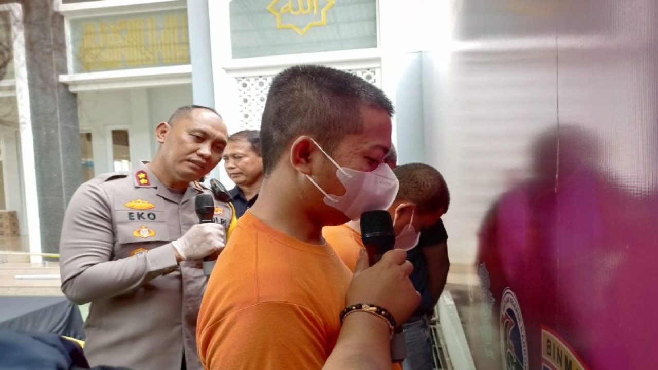 Kapolres Tulungagung, AKBP Eko Hartanto saat bertanya pada salah satu pelaku curanmor (ANTARA/HO - Polres Tulungagung)