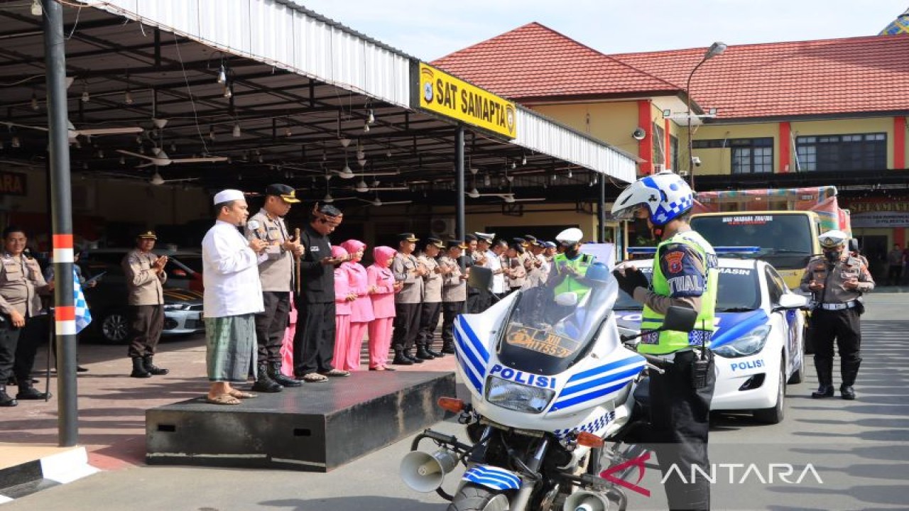 Kapolresta Banjarmasin Kombes Pol Sabana A Martosumito melepas bantuan untuk korban gempa Cianjur, Rabu (23/11/2022). (ANTARA/Firman)