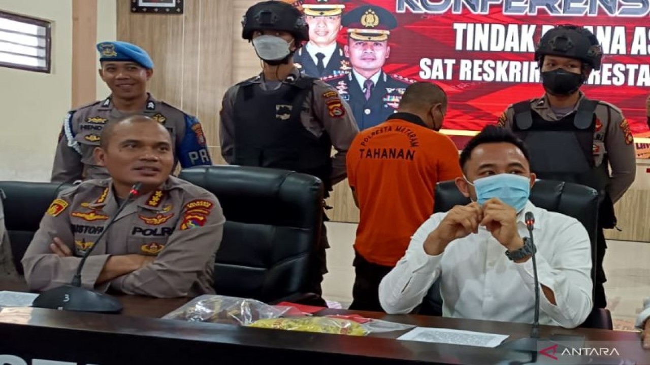 Kapolresta Mataram Kombes Pol. Mustofa (kiri) didampingi Kepala Satreskrim Kompol Kadek Adi (kanan) dan anggota menghadirkan tersangka rudapaksa anak dalam konferensi pers di Mataram, NTB, Senin (21/11/2022). (ANTARA/Dhimas B.P.)