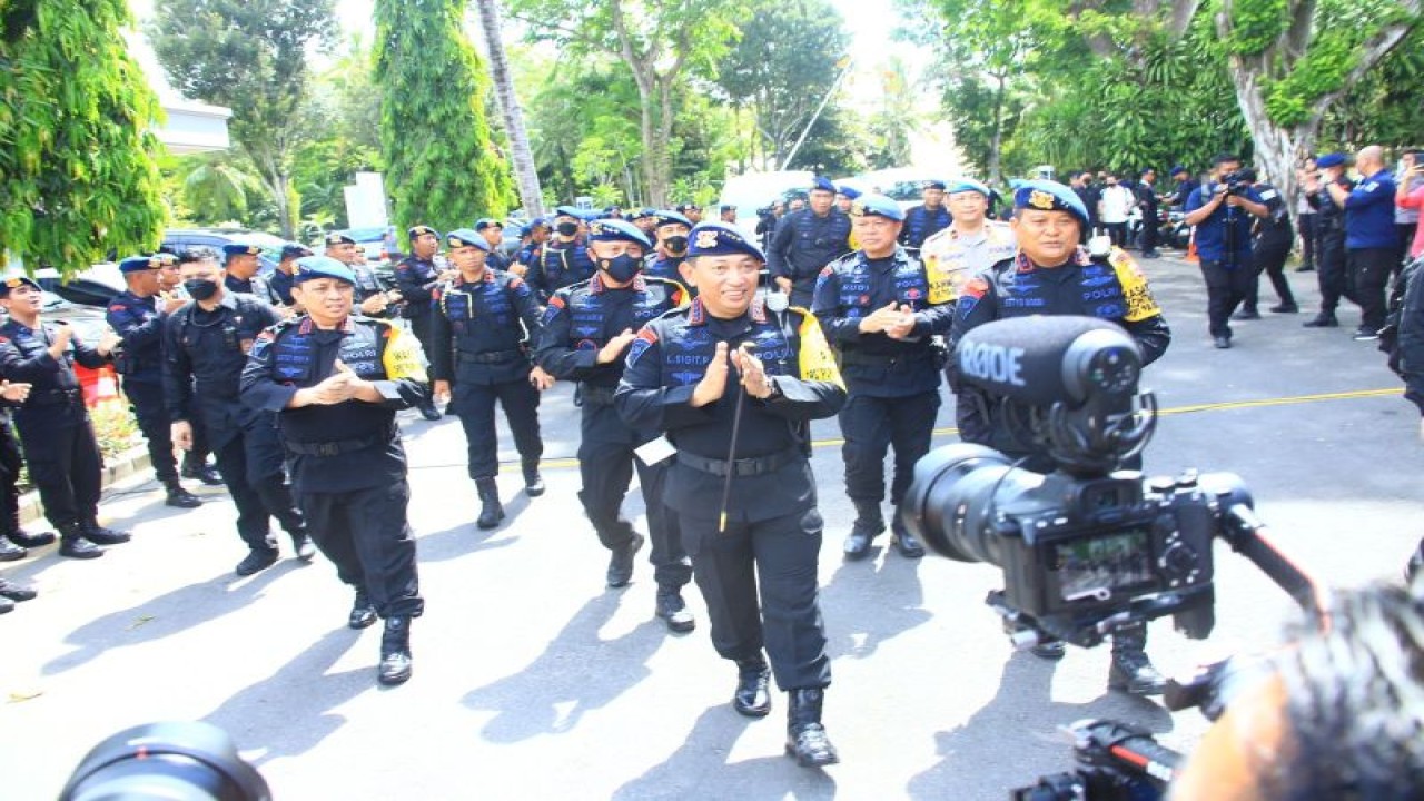 Kapolri Jenderal Pol. Listyo Sigit Prabowo didampingi Wakapolri Komjen Pol. Gatot Eddy Pramono dan Dankor Brimob Komjen Pol. Anang Revandoko memberikan semangat kepada anggota Brimob dalam peringatan HUT Ke-77 Brimob di posko pengamanan KTT G20 di Bali, Senin (14/11/2022). (ANTARA/HO-Divisi Humas Polri)