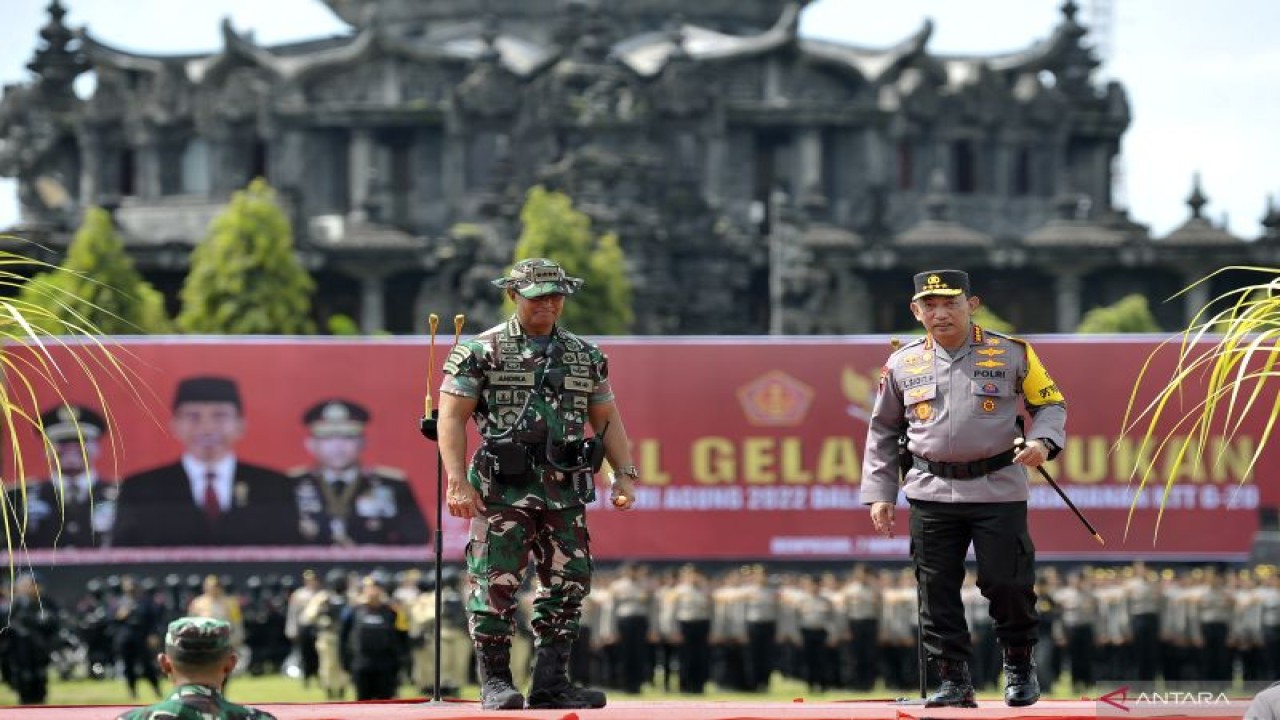 Kapolri Jenderal Pol Listyo Sigit Prabowo (kanan) dan Panglima TNI Jenderal TNI Andika Perkasa (kiri)