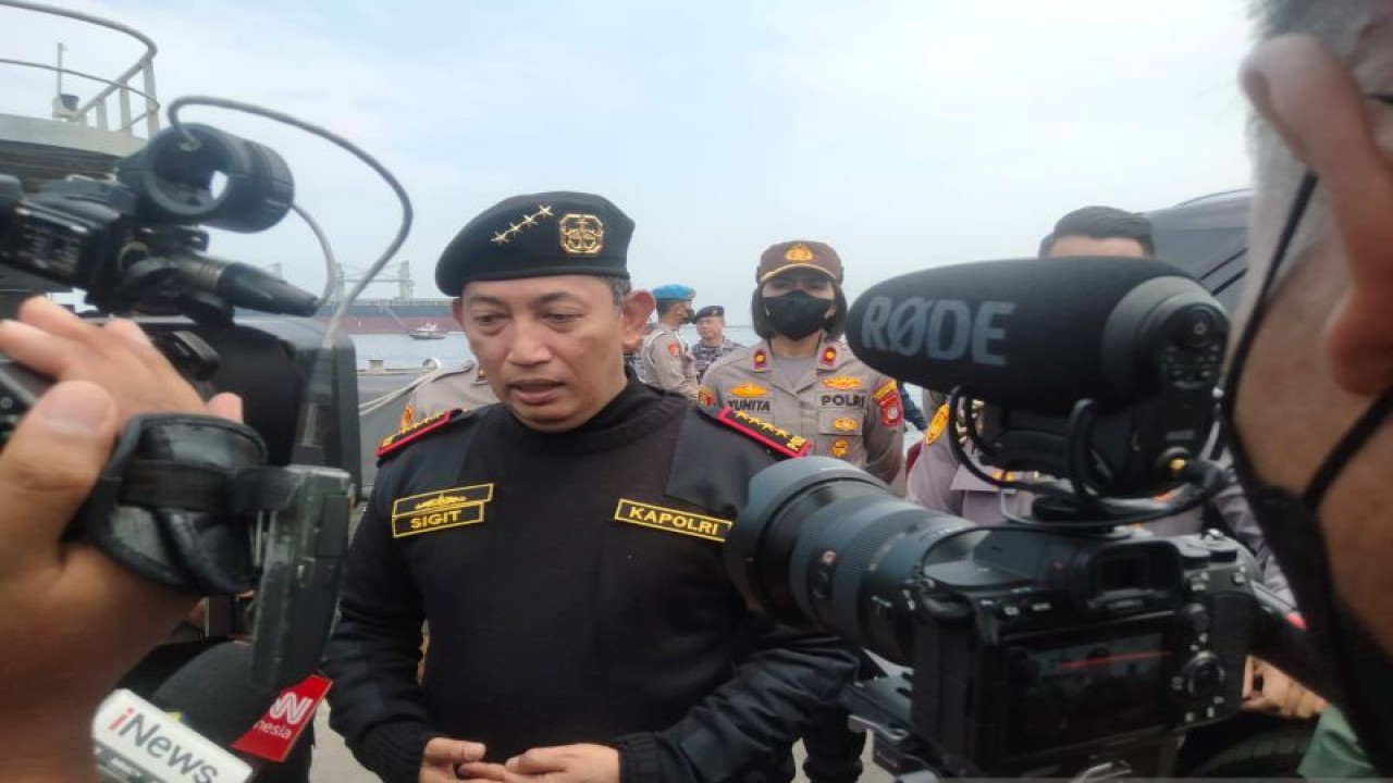 Kapolri Jenderal Pol Listyo Sigit Prabowo saat memberikan keterangan pers usai menerima Brevet Hiu Kencana dari Kepala Staf Angkatan Laut (Kasal) Laksamana TNI Yudo Margono di Dermaga 100 Tanjung Priok, Jakarta Utara, Senin (28/11/2022). ANTARA/Syaiful Hakim