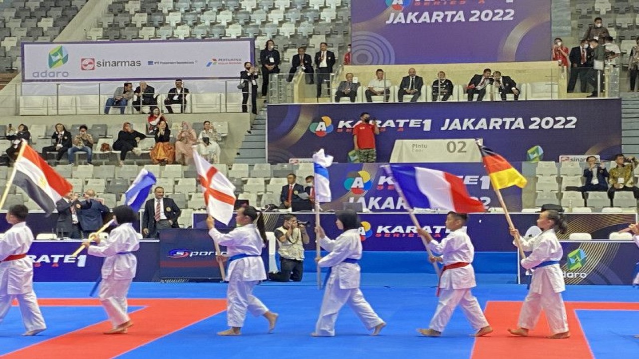 Anak-anak membawa bendera negara peserta Karate 1 Series A Jakarta dalam upacara pembukaan di Istora Gelora Bung Karno, Jakarta, Jumat (18/11/2022). (ANTARA/Shofi Ayudiana)