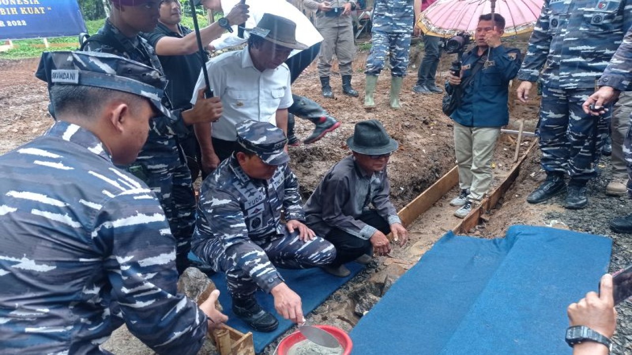 Kepala Staf Angkatan Laut (Kasal) Laksamana TNI Yudo Margono (tengah) melakukan peletakan batu pertama pembangun Madrasah Ibtidaiyah (MI) Al Fatwa di pedalaman Kabupaten Lebak, Provinsi Banten. ANTARA/Mansur