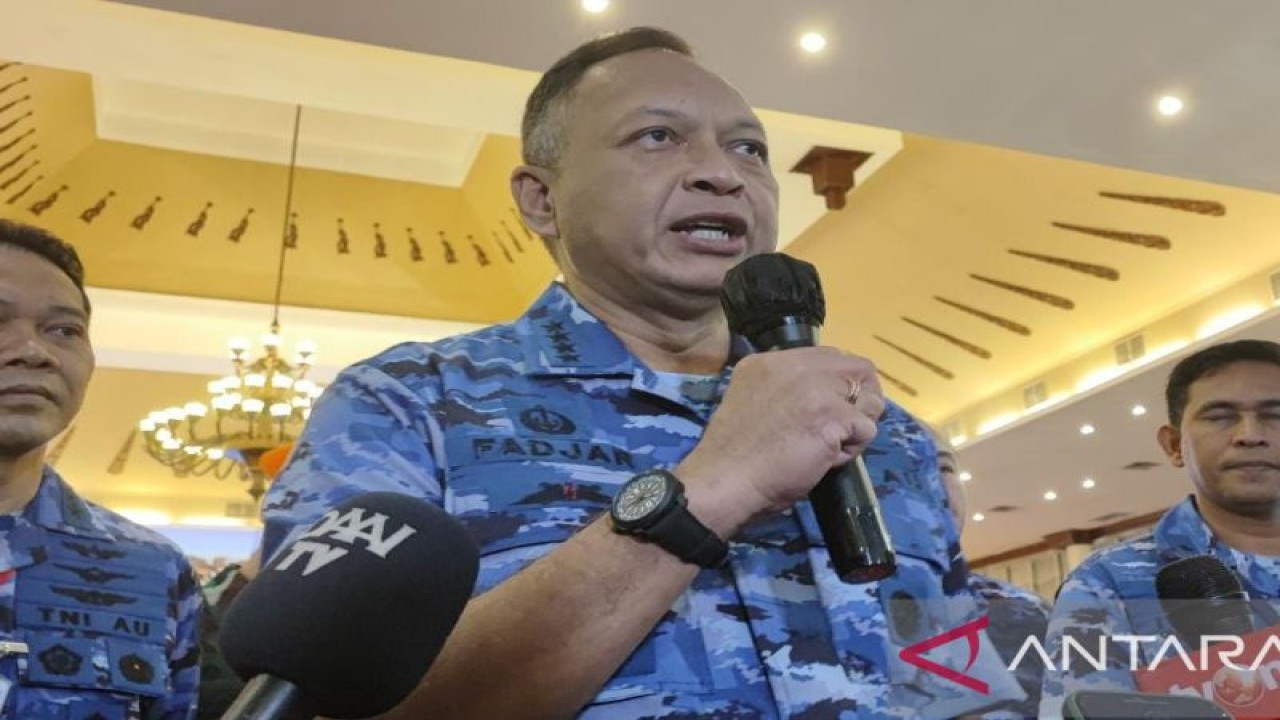 Kepala Staf Angkatan Udara (Kasau) Marsekal TNI Fadjar Prasetyo saat memberikan keterangan pers di sela-sela acara Seminar Nasional "Tantangan TNI AU dalam Perkembangan Teknologi Elektronika Penerbangan" di Halim Perdanakusuma, Jakarta Timur, Selasa (8/11/2022). ANTARA/Syaiful Hakim