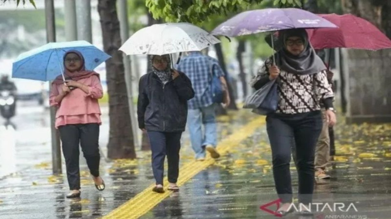 Arsip Foto - Warga menggunakan payung saat hujan di kawasan Semanggi, Jakarta, Rabu (13/11/2019). (ANTARA FOTO/Nova Wahyudi/aww/pri)