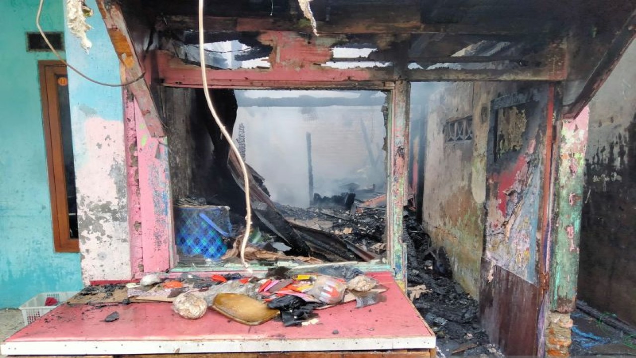 Kebakaran melanda permukiman warga di Duren Sawit, Jakarta, Selasa (15/11/2022). ANTARA/HO-Gulkarmat Jakarta Timur