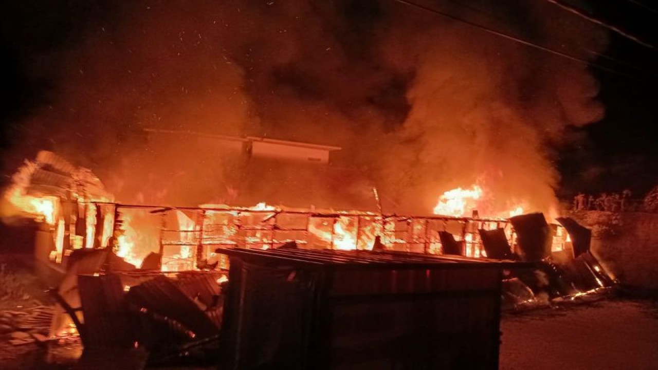 Kebakaran di Kota Padang yang menghabiskan lima petak rumah pada Ahad (20/11) dinihari (ANTARA/HO Damkar Padang)