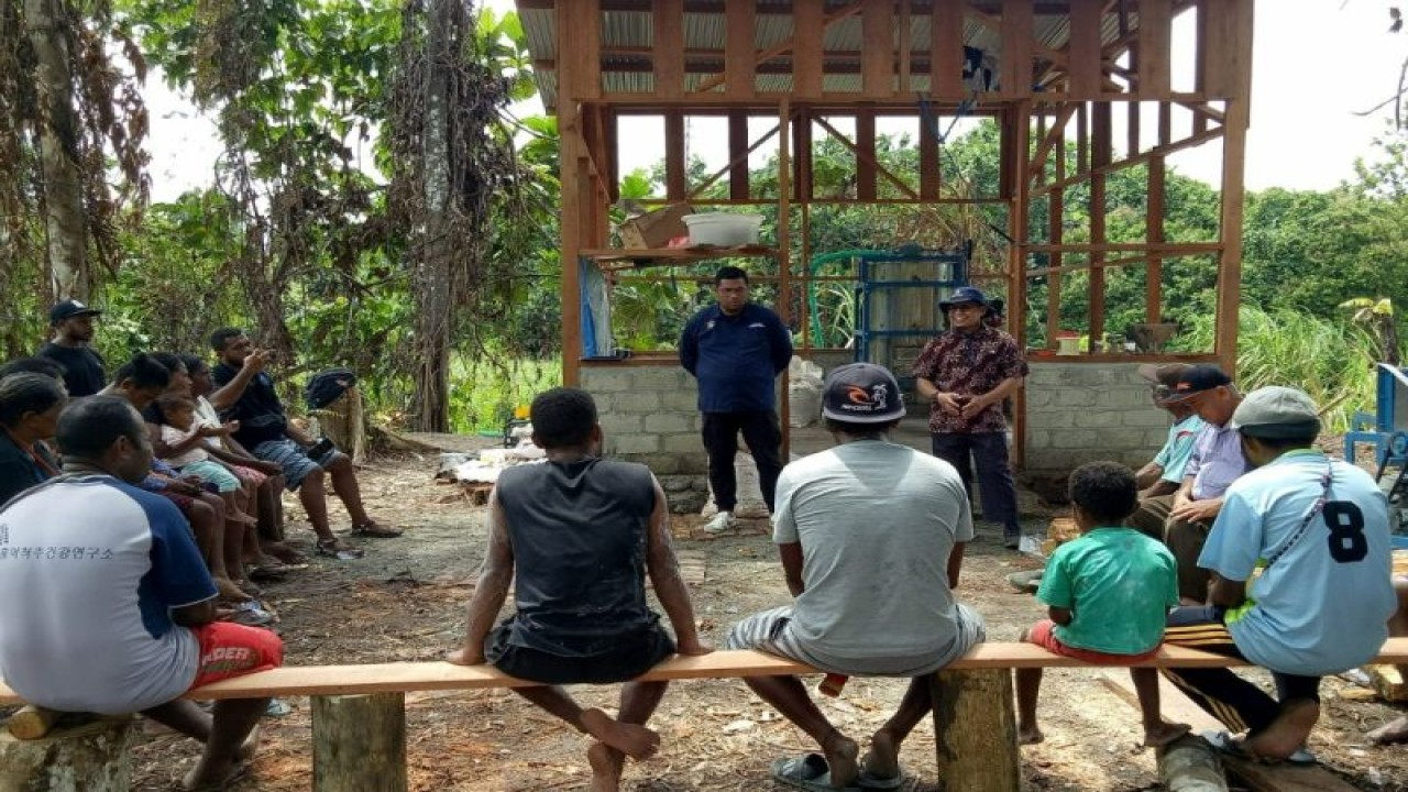 Suasana kegiatan pelatihan pengelolaan sagu bagi masyarakat di Distrik Masni, Manokwari, Provinsi Papua Barat yang digelar Unhas bersama Universitas Papua, Senin (14/11/2022). FOTO ANTARA/HO-Humas Unhas