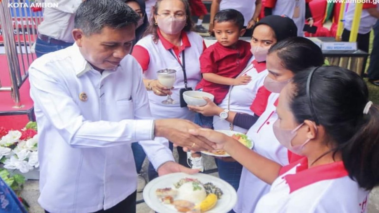 Kegiatan pemenuhan gizi keluarga melalui Dapur Sehat Atasi Stunting (Dahsat) di desa Hunuth Kecamatan Teluk Ambon, Rabu (16/11). ANTARA/Penina F Mayaut.