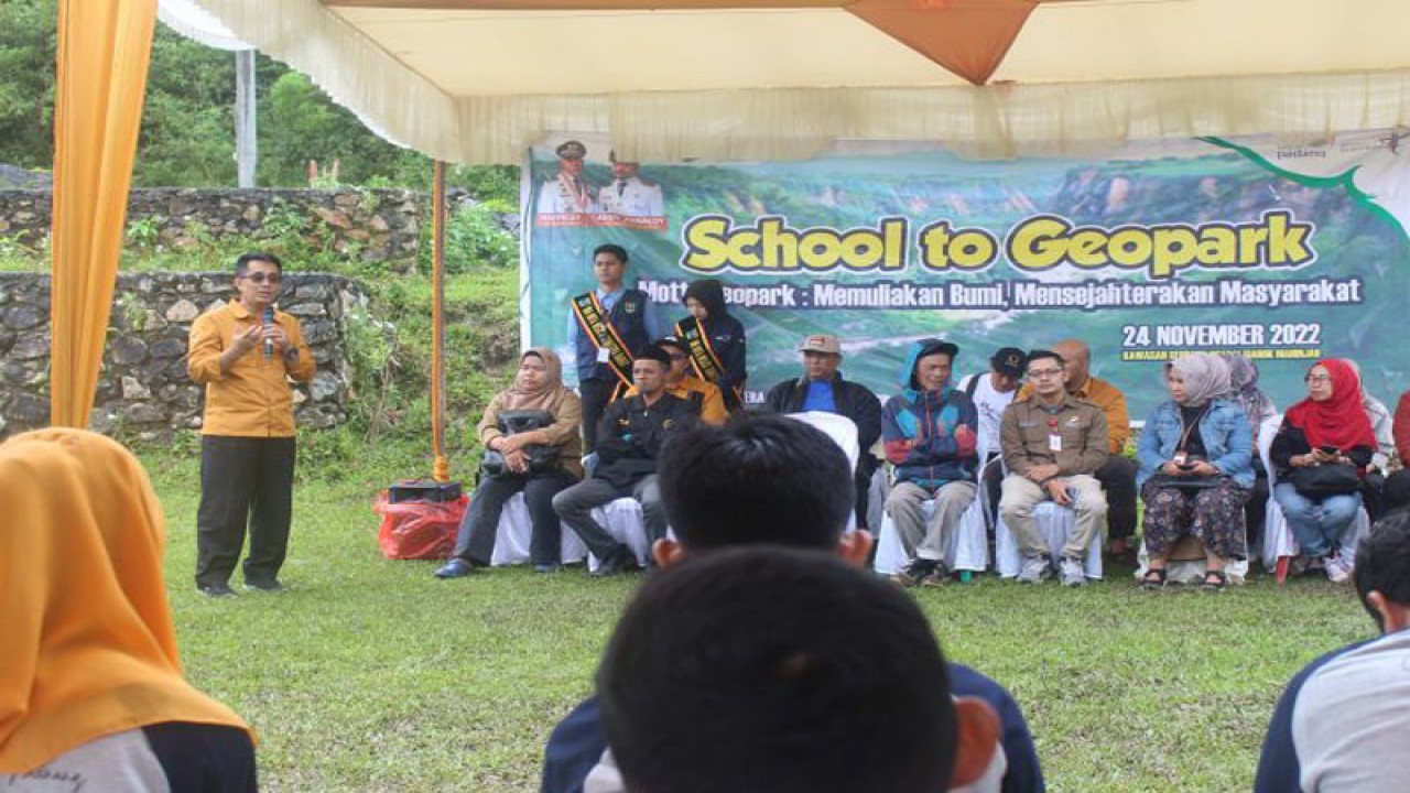 Kegiatan School to Geopark di Danau Tarusan Kamang, Kabupaten Agam yang digelar oleh Dinas Pariwisata Provinsi Sumatera Barat (Antara/Alfatah)