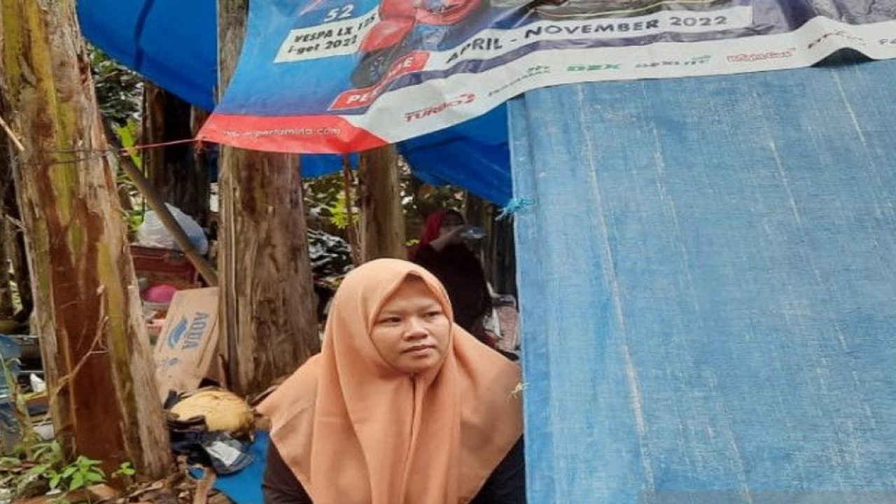 Imas Masnguneh (39) berjilbab cokelat, duduk mendengarkan relawan memberikan motivasi di tenda pengungsian di Kampung Rawacina, Kecamatan Nagrak, Kabupaten Cianjur, Rabu (23/11/2022). (ANTARA/Laily Rahmawaty)