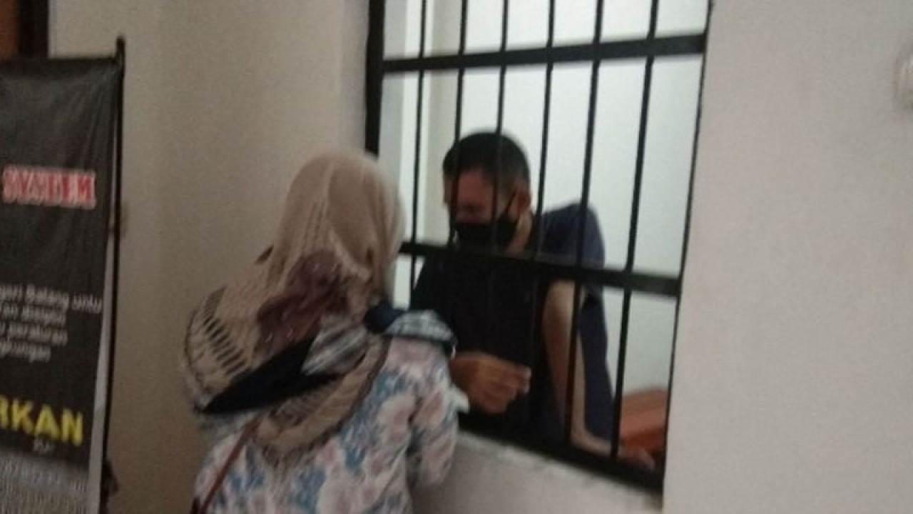 Tersangka AM dalam kasus pencabulan 23 siswi SMP Gringsing saat dijenguk istrinya di ruang tahanan Kejari Kabupaten Batang, Kamis (24-11-2022). ANTARA/Kutnadi