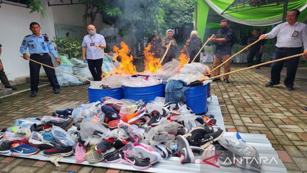 Kejari Semarang memusnahkan berbagai barang bukti kejahatan yang sudah berkekuatan hukum tetap di Semarang, Rabu. (ANTARA/ I.C.Senjaya)