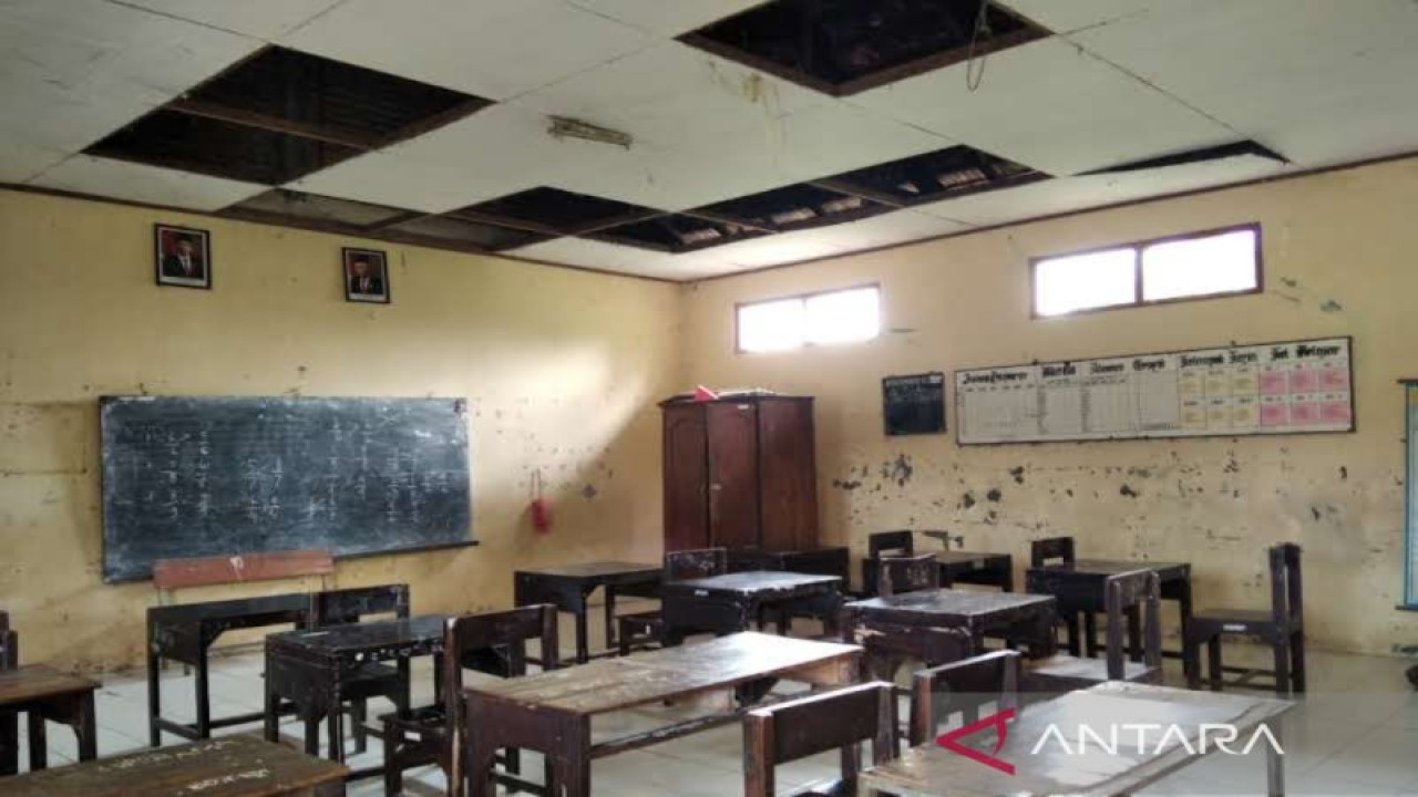 Kondisi bagian bangunan sekolah dasar yang rusak di Kecamatan Jekulo, Kabupaten Kudus, Provinsi Jawa Tengah, sebelum perbaikan dilakukan. (ANTARA/Akhmad Nazaruddin Lathif)