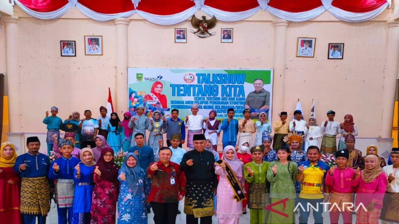 Deputi Bidang Keluarga Sejahtera dan Pemberdayaan Keluarga (KSPK) BKKBN , Novian Andusti dan Bupati Natuna foto bersama saat pengukuhan Duta Generasi Berencana (GenRe) tingkat Desa/Kelurahan di Natuna, Provinsi Kepri, Jumat (18/11). (ANTARA/Cherman)