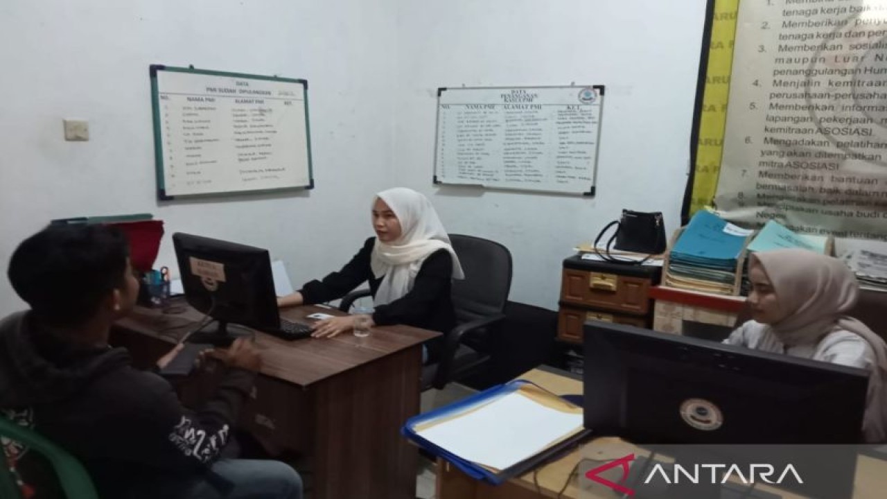 Keluarga Pekerja Migran Indonesia asal Cianjur, Jawa Barat, yang bermasalah di negara penempatan meminta bantua ke kantor Asosiasi Tenaga Kerja Indonesia Raya Cianjur .(ANTARA/Ahmad Fikri). (Ahmad Fikri)
