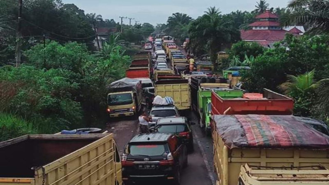 Kemacetan yang terjadi di jalan lintas Batanghari Jambi, Senin (21-11-2022). ANTARA/HO