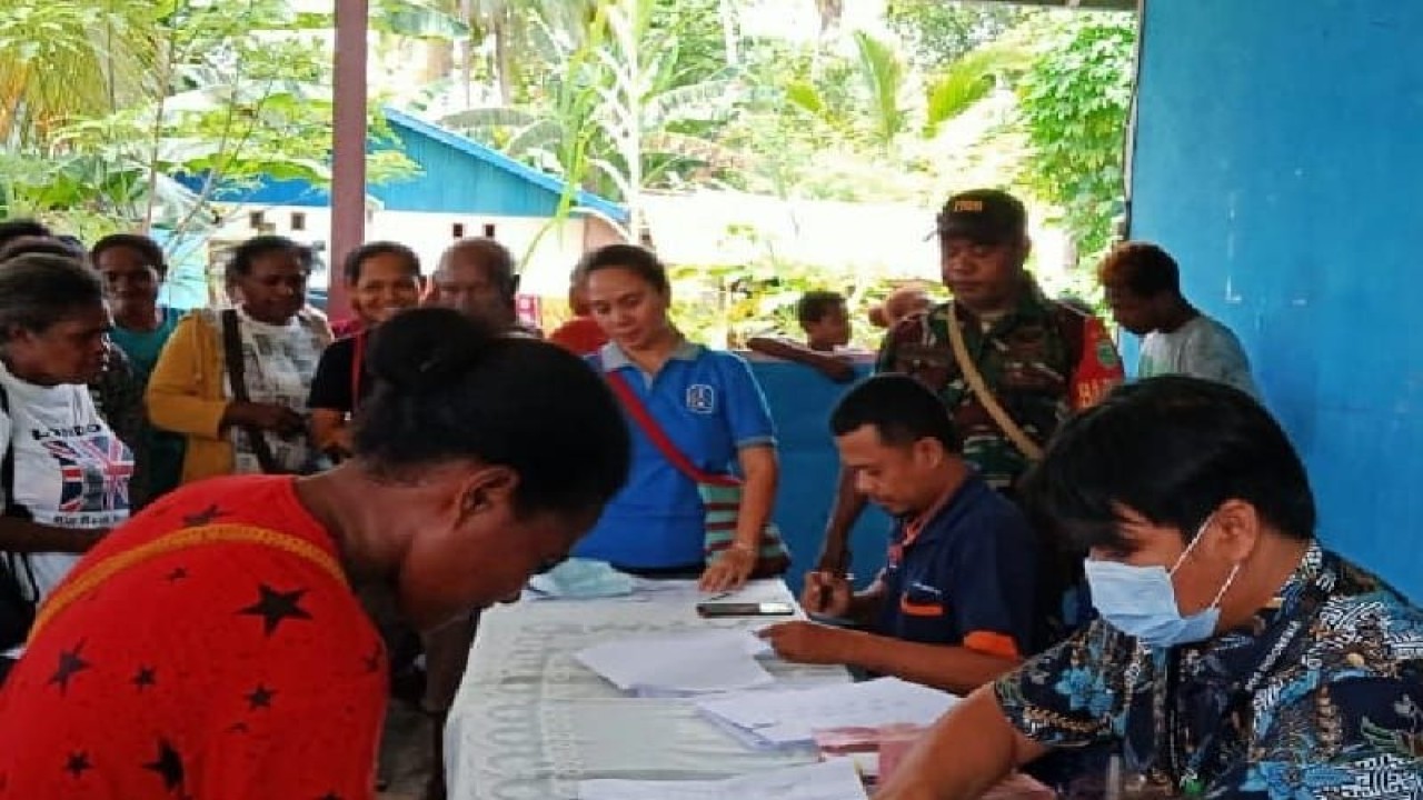 Koramil 1708-01/Biak Timur saat memberikan pendampingan pada pemberian BLT BBM kepada warga bertempat di balai Kampung Yenusi, Distrik Biak Timur, Kabupaten Biak Numfor, Papua pada Sabtu 26 November 2022. (ANTARA/ HO - Penerangan Kodim Biak Numfor)