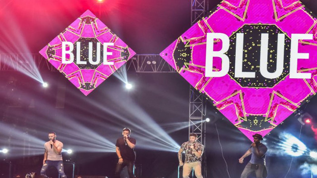 Boyband Blue tampil pada acara 90's Festival di JIEXPO Kemayoran, Jakarta, Sabtu (10/11/2018). Boyband asal Inggris tersebut membawakan lagu hitsnya seperti One Love, All Rise dan U Make Me Wanna. ANTARA FOTO/Muhammad Adimaja/pras.