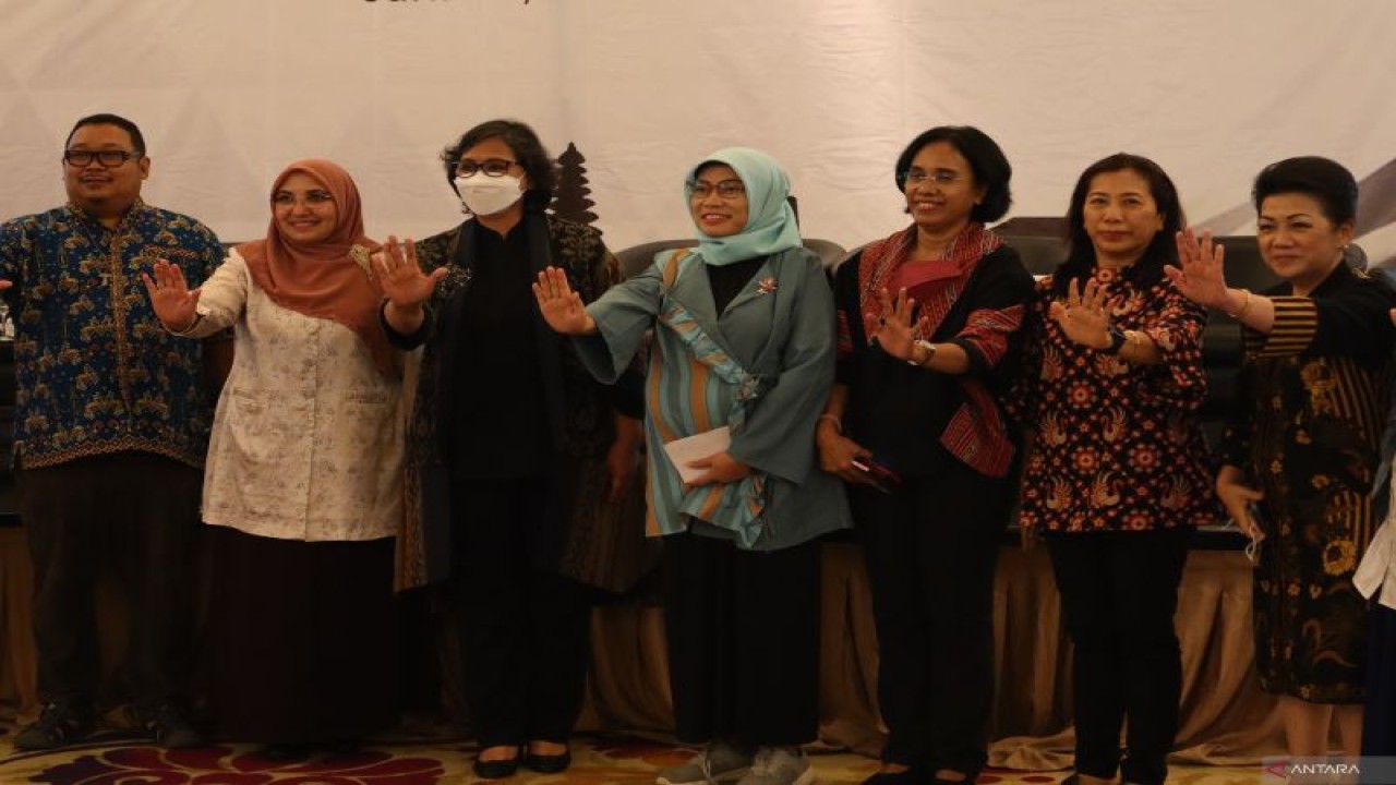 Deputi Bidang Kesetaraan Gender Kementerian Pemberdayaan Perempuan dan Perlindungan Anak Lenny N. Rosalin (ketiga kiri) berfoto bersama dalam seminar bertajuk "Peran Kepemimpinan Perempuan Lintas Agama dalam Pemberdayaan Perempuan dan Perlindungan Anak" di Jakarta, Senin (21/11/2022). (ANTARA/ Anita Permata Dewi)