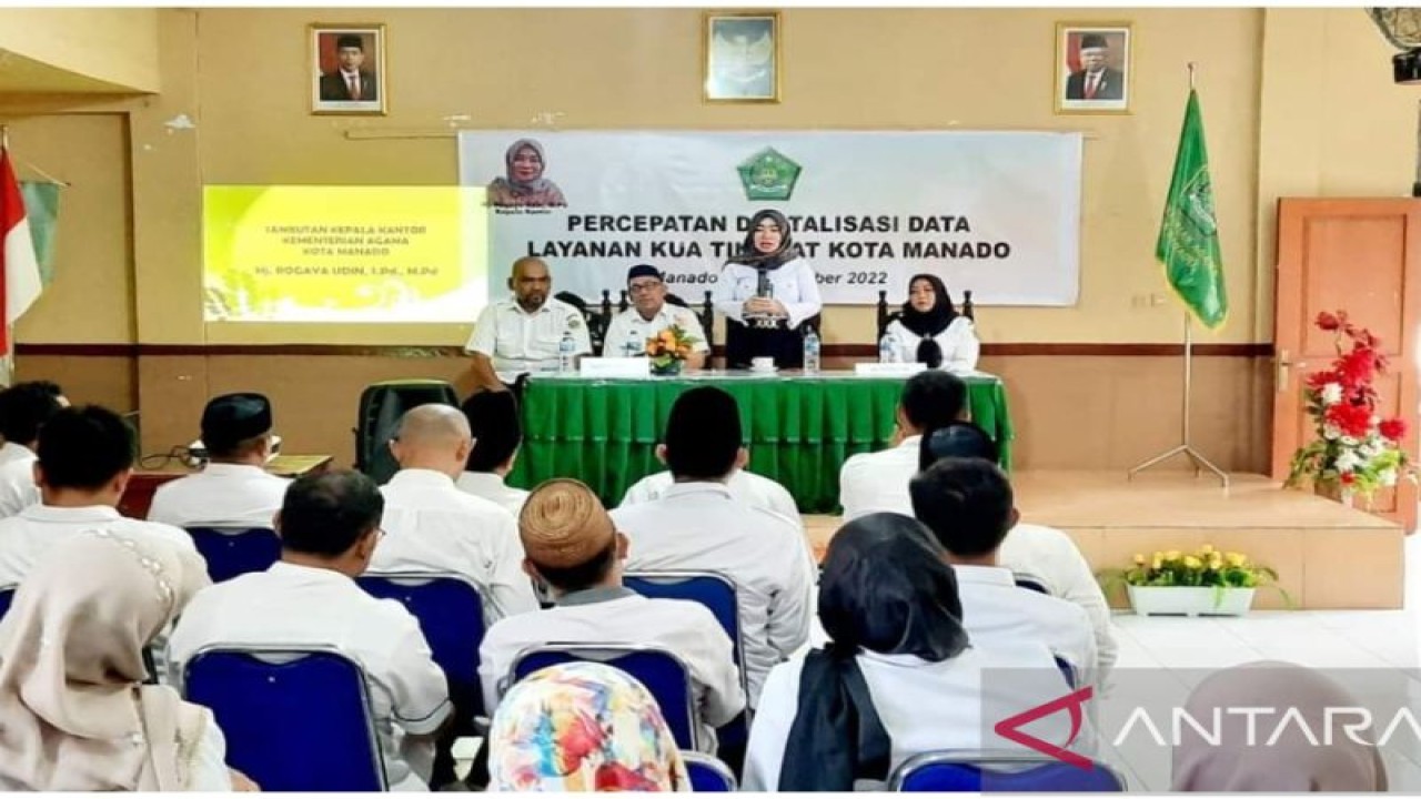 Kepala Kantor Kemenag Manado Hj Rogaya, saat membuka kegiatan digitalisasi KUA, di Manado, Rabu.(23/11/2022). ANTARA/Nancy L Tigauw. (1)