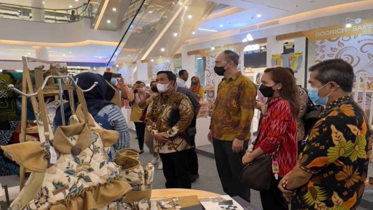 Puluhan pelaku usaha mikro, kecil, dan menengah (UMKM) lokal mengikuti pameran In Store Promotion Kementerian Perdagangan Republik Indonesia (Kemendag RI) yang digelar di Mal Ciputra, Kabupaten Tangerang. (ANTARA/Azmi)