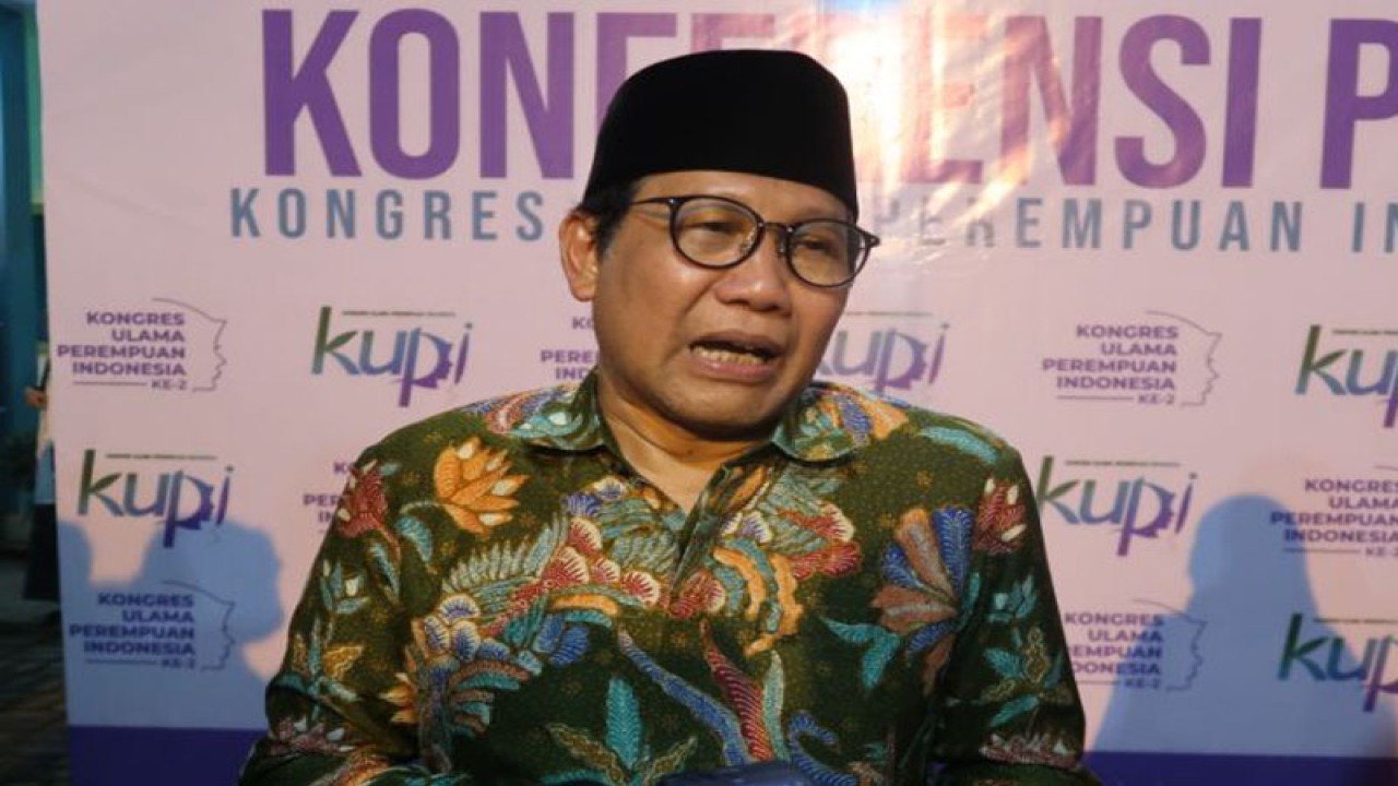Menteri Desa PDTT Abdul Halim Iskandar dalam konferensi pers tentang ulama perempuan di Pondok Pesantren Hasyim Asy'Ari Bangsri, Jepara, Jawa Tengah, Kamis malam (24/11/2022). (ANTARA/Sugiharto Purnama)