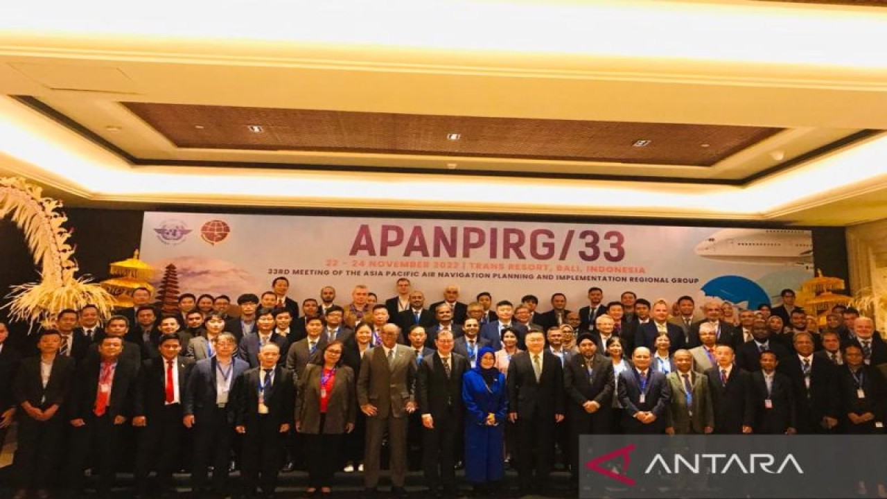 Para delegasi navigasi penerbangan Asia Pasifik berpose bersama disela-sela acara 33th Meeting of The Asia Pacific Air Navigation Planning and Implementation Regional Group (APANPIRG) di Jimbaran, Badung, Bali, Selasa (22/11/2022). ANTARA/Rolandus Nampu