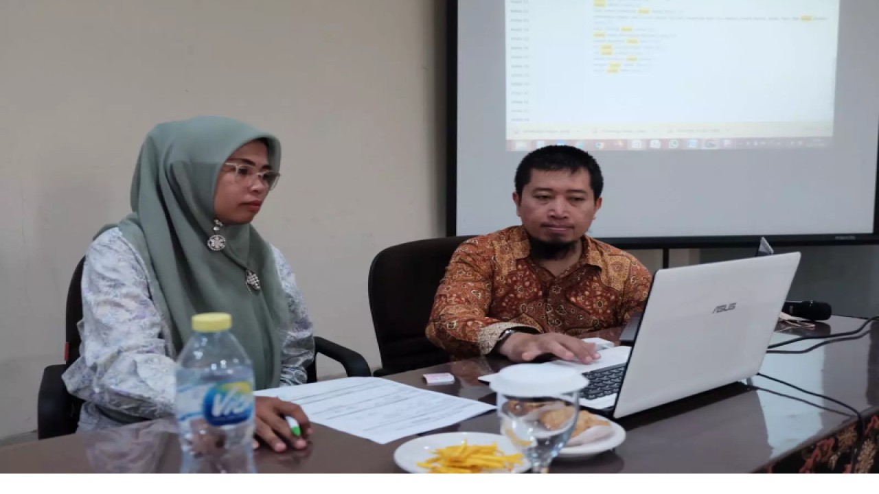 Pemeriksa Merek Muda Direktorat Jendral (Dirjen) HKI, Kementerian Hukum dan Hak Asasi Manusia Republik Indonesia (Kemenkum HAM RI), Fitriadi Pramono (kanan) memberikan konsultasi kepada salah satu pelaku usaha di Depok (ANTARA/Foto: Diskominfo Depok)