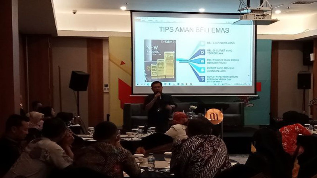 Salah satu narasumber memaparkan materi pada kegiatan Business Matching dan Pelatihan Awareness ISO 9001:2015 bagi industri kecil menengah (IKM) kerajinan dan batik yang digelar Balai Besar Standardisasi dan Pelayanan Jasa Industri Kerajinan dan Batik (BBSPJIKB) Kementerian Perindustrian di Yogyakarta, Kamis (24/11/2022) (ANTARA/Hery Sidik)