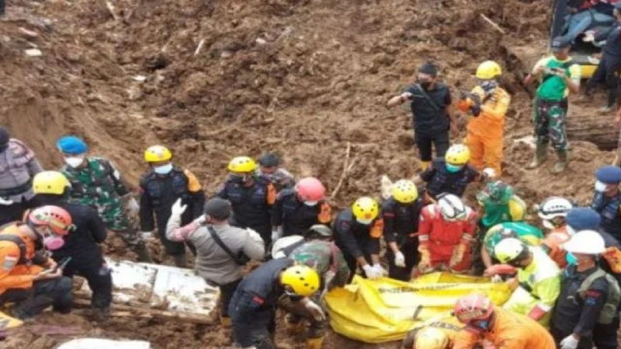 Tim Pencarian dan Pertolongan (SAR) gabungan mengevakuasi dua jenazah yang terkubur tanah akibat gempa bumi di Desa Cijedil, Kecamatan Cugenang, Kabupaten Cianjur, Provinsi Jawa Barat, Senin (28/11/2022). (ANTARA/Andi Firdaus)