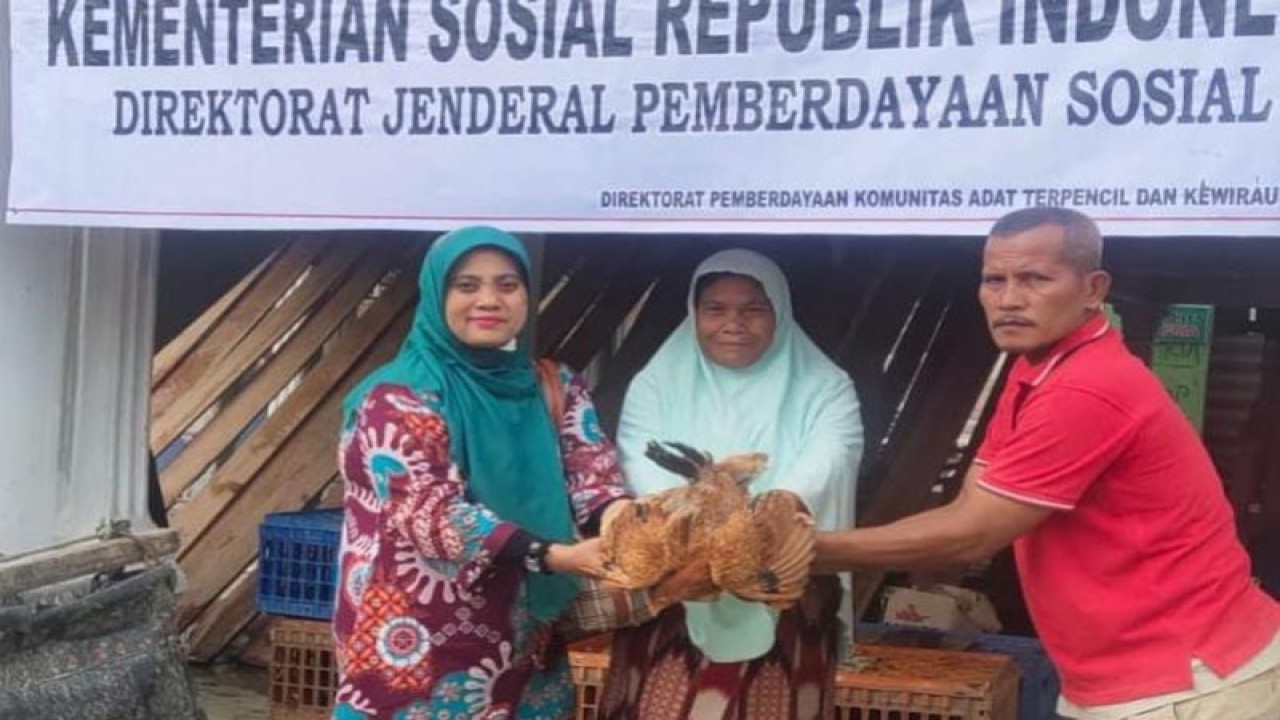 Dokumentasi - Perwakilan Kemensos RI menyerahkan bantuan berupa ayam ke keluarga penerima manfaat di Kabupaten Aceh Timur. ANTARA/HO