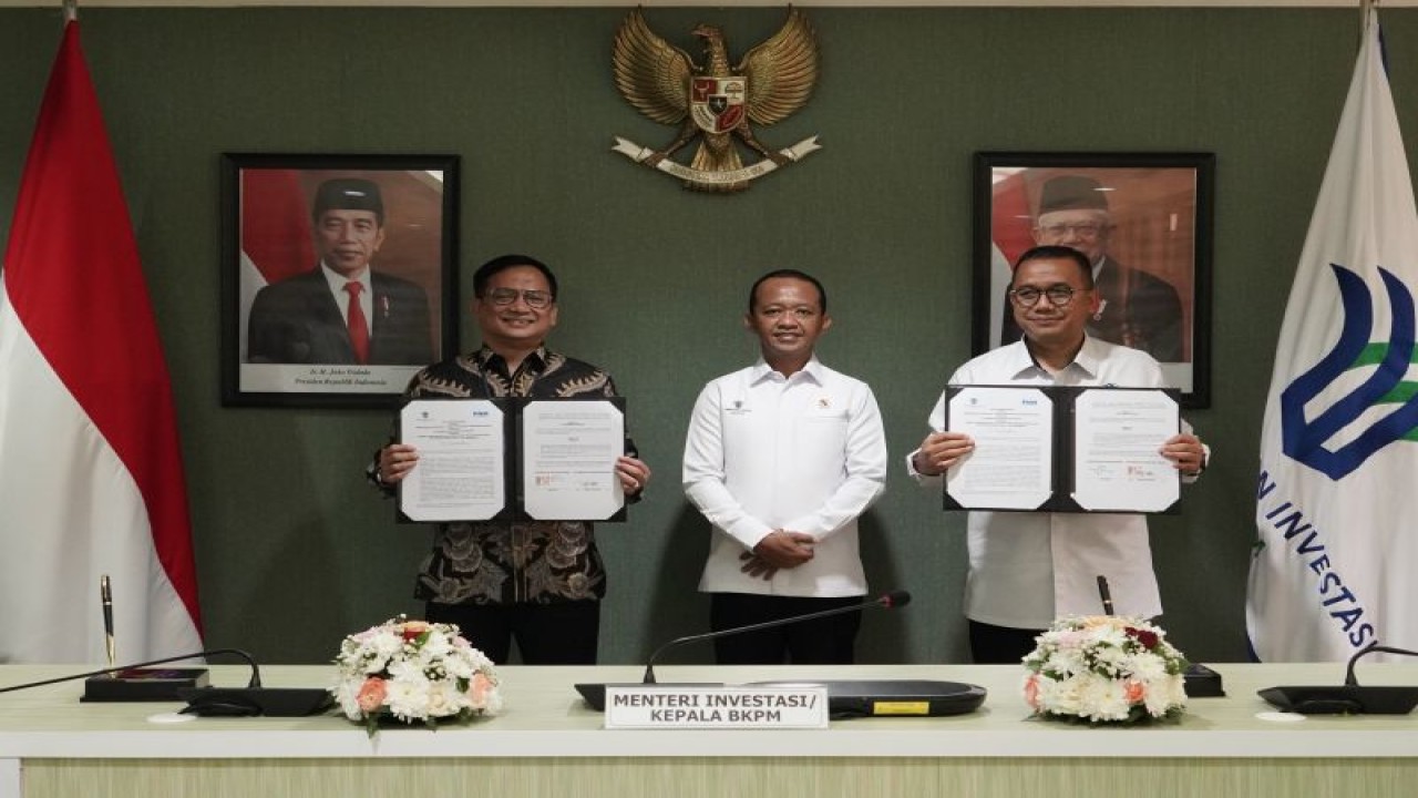 Penandatanganan Nota Kesepahaman antara Kementerian Investasi/Badan Koordinasi Penanaman Modal (BKPM) dengan PT Permodalan Nasional Madani (PNM) untuk mendukung pengembangan dan pelayanan perizinan berusaha untuk UMKM yang disaksikan langsung oleh Menteri Investasi/Kepala BKPM Bahlil Lahadalia di Kantor Kementerian Investasi/BKPM, Jakarta, Senin (18/7/2022). (ANTARA/HO Kementerian Investasi/BKPM)