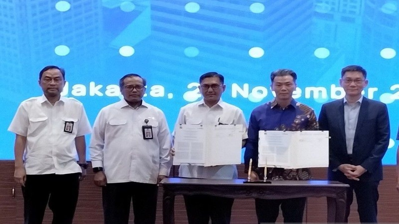 Sekretaris Jenderal Kementerian PUPR Mohammad Zainal Fatah (kedua dari kiri) dan Direktur Jenderal Bina Konstruksi Yudha Mediawan (kiri) dalam penandatanganan perjanjian kerja sama antara Kementerian PUPR dan Trimble Navigation Singapore Pte. Ltd. Innovation Conference di Jakarta, Kamis (24/11/2022). ANTARA/Aji Cakti