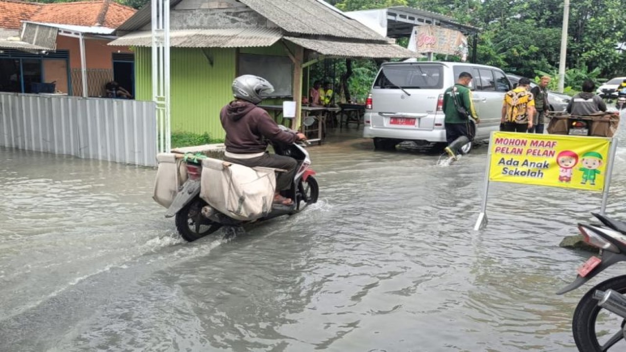 Kendaraan melintas di jalanan yang tergenang saat banjir melanda bagian wilayah Kabupaten Sidoarjo, Provinsi Jawa Timur. (ANTARA/HO-Pemkab Sidoarjo)