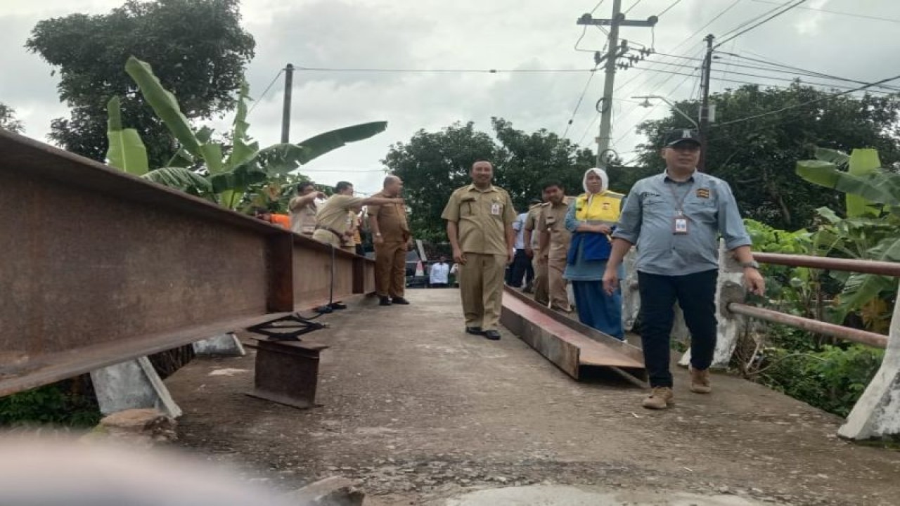 Kepala Bidang Pemeliharaan Dinas PU Bina Marga Provinsi Jawa Timur Marijatoel Kittidjah meninjau persiapan pembangunan jembatan bailey di Desa kembang, Kecamatan Lorok, Pacitan, Selasa (1/11/2022). (ANTARA/HO - El)