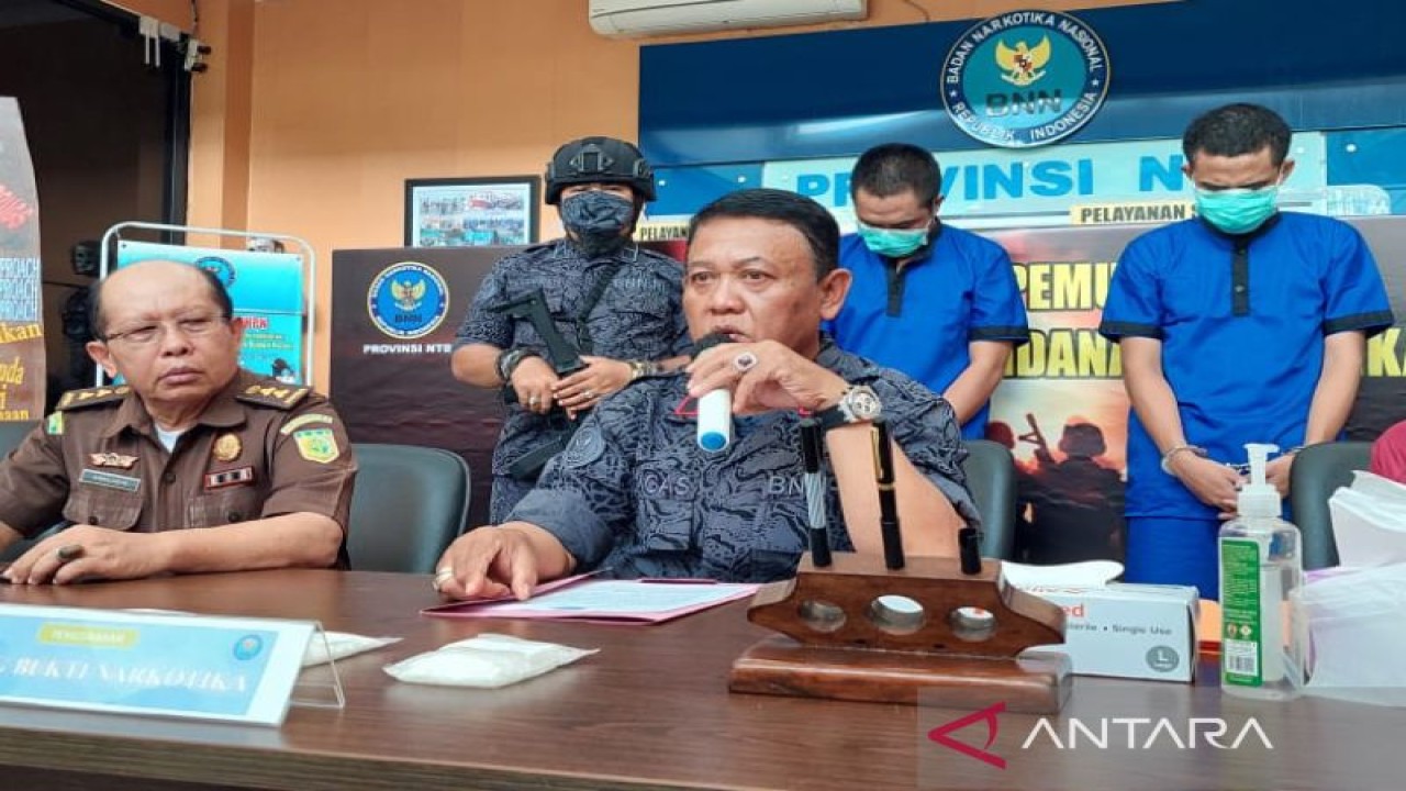 Kepala BNNP NTB Brigjen Pol. Gagas Nugraha (kedua kanan) bersama jajaran dan undangan dari pihak kejaksaan merilis kasus peredaran sabu-sabu dengan tersangka dua anggota Polri di Mataram, NTB, Kamis (9/11/2022). (ANTARA/HO-BNNP NTB)