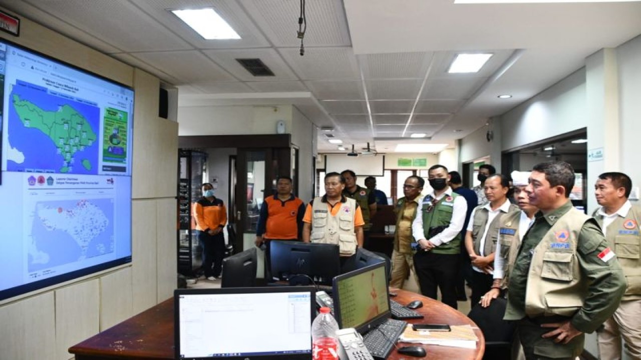 Kepala BNPB Letjen TNI Suharyanto (kanan depan) saat meninjau ruang monitoring prakiraan cuaca wilayah Provinsi Bali di Kantor BPBD Provinsi Bali, Denpasar, Minggu (13/11/2022). (ANTARA/HO-BNPB)