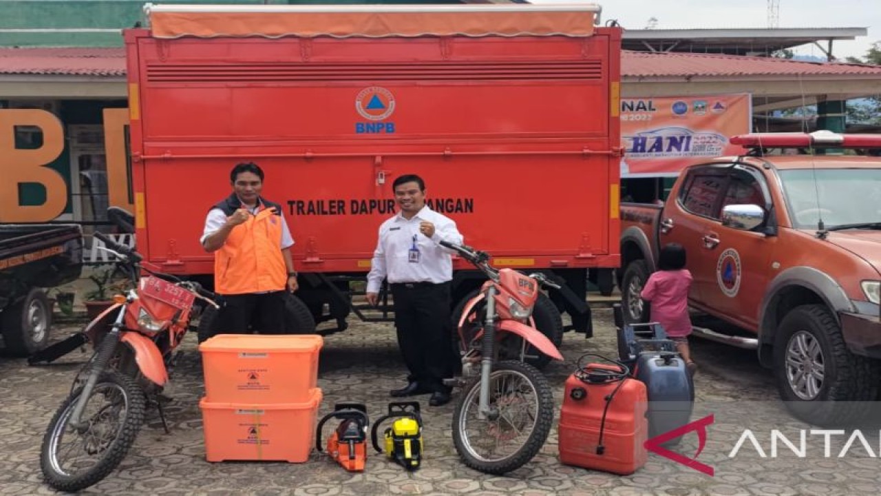 Kepala BPBD Dharmasraya Eldison (kanan) dan Kepala Bidang Kedaruratan dan Logistik BPBD Dharmasraya Adianus Efendi. (Antara/HO-Dok pribadi)