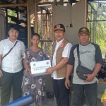 Kepala BPBD Kapuas Panahatan Sinaga menyerahkan bantuan untuk korban kebakaran di Desa Sei Teras, Kecamatan Kapuas Kuala, Rabu (9/11/2022). ANTARA/HO-BPBD Kapuas-1668158315
