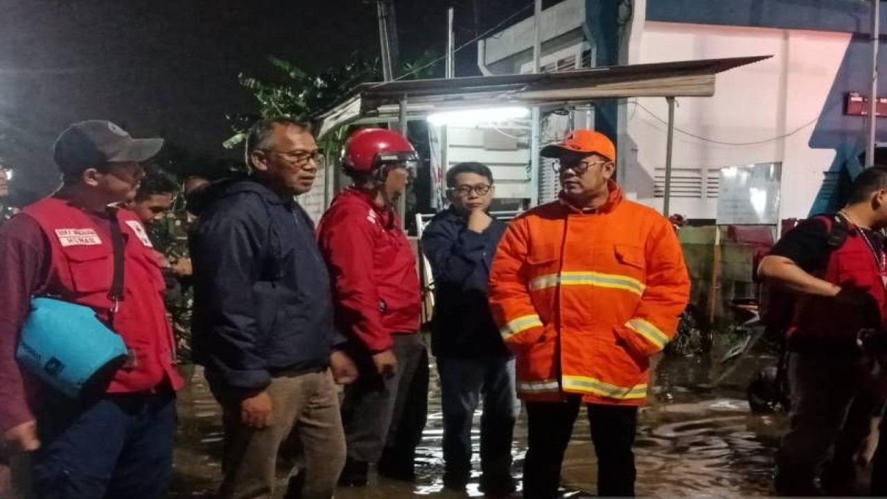 Arsip Foto. Kepala BPBD Kota Tangerang Maryono Hasan (kanan) meninjau permukiman warga yang terdampak banjir. (HO BPBD Kota Tangerang)