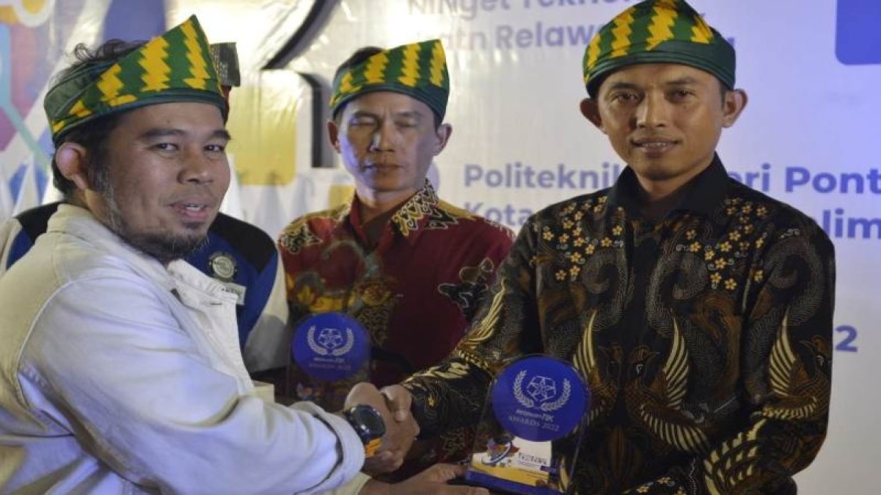 Kepala Desa Kertayasa, Kecamatan Sindangagung Kabupaten Kuningan, Jawa Barat, Arief Amarudin ketika menerima penghargaan Anugerah Transformasi Digital Pemdes Terbaik Festik 2022 di Pontianak, Kalbar . (FOTO ANTARA/HO-Arief Amaruddin/2022)