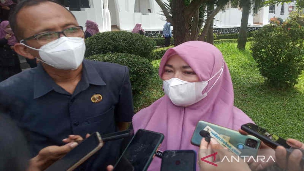 Kepala Dinas Kesehatan Kota Cirebon Siti Maria Listiawaty bersaksi kepada media di Cirebon, Jawa Barat, Senin (14/11/2022). (ANTARA/Khaerul Izan)
