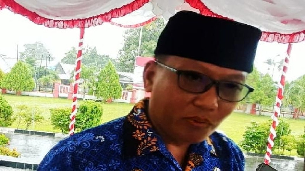 Kepala Dinas Lingkungan Hidup Biak Iwan Ismulyanto A.P. ANTARA/Muhsidin